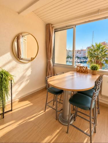 Vue Port, piscine et parking 4 Couchages Appartement Entièrement Rénové