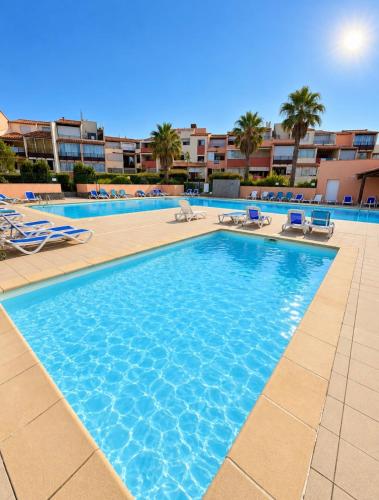 Vue Port, piscine et parking 4 Couchages Appartement Entièrement Rénové