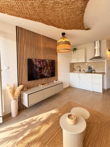 Vue Port, piscine et parking 4 Couchages Appartement Entièrement Rénové