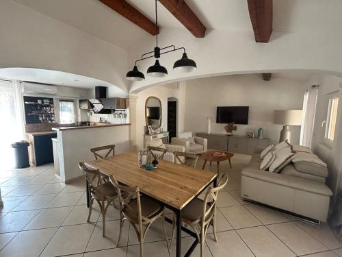 T3 cosy, terrasse, 10 mètres de la plage Nartelle
