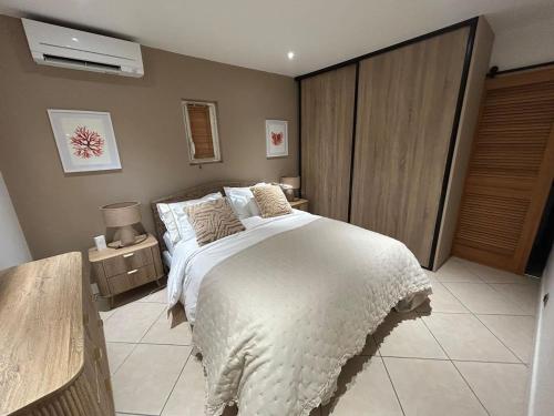 T3 cosy, terrasse, 10 mètres de la plage Nartelle