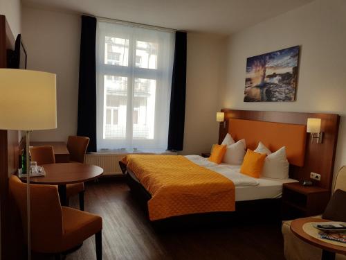 Giường trong phòng chung tại Hotel Amber Altstadt