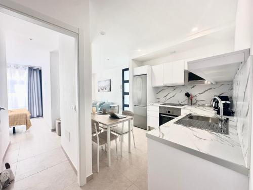 Lombok, top floor, terrace, 2 bedrooms and 2 bathrooms