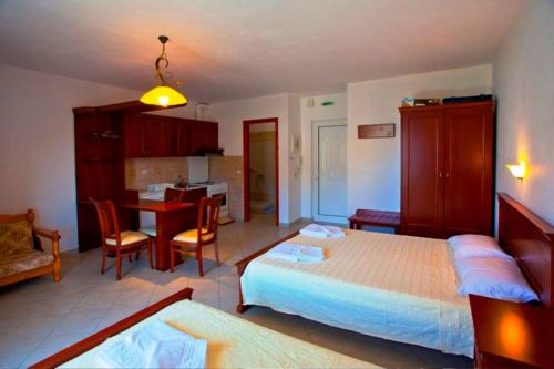 Postel nebo postele na pokoji v ubytování Sideris Lambros Rooms