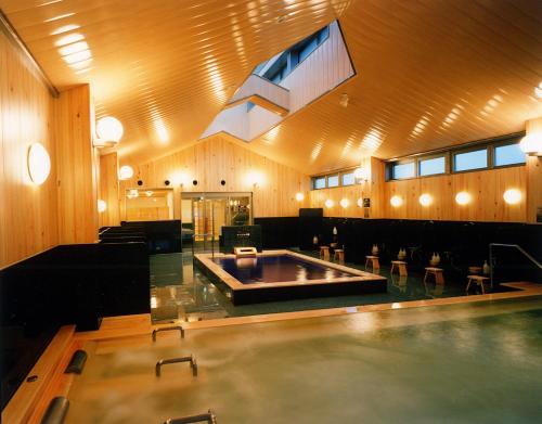 a large room with a large pool in the middle of it at Yuno Yado Shoei in Kyoto