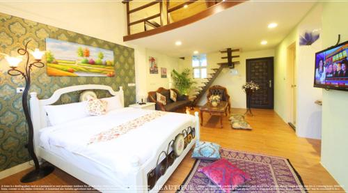 羅東鎮的住宿－宜蘭風情異國小木屋 ，卧室配有一张白色大床