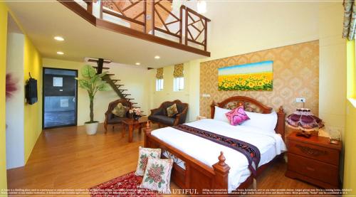 a bedroom with a large white bed in a room at Friendly Lodge in Luodong