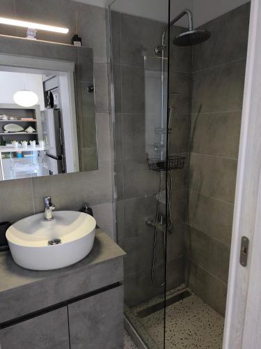 Grandma's Premium Stay, Fiber, near Piraeus Port