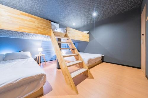 風 広々リビング ベッド13台 短期 長期滞在オススメ 駅近 中心地からのアクセス抜群 一棟貸切