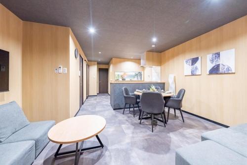 風 広々リビング ベッド13台 短期 長期滞在オススメ 駅近 中心地からのアクセス抜群 一棟貸切