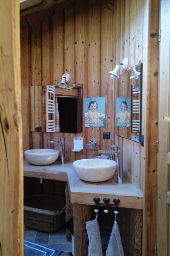 Phòng tắm tại Chambre d'Hôtes La ferme d'en bas