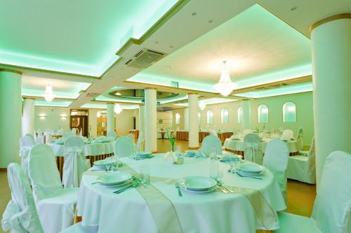 Reštaurácia alebo iné gastronomické zariadenie v ubytovaní Hotel Politański