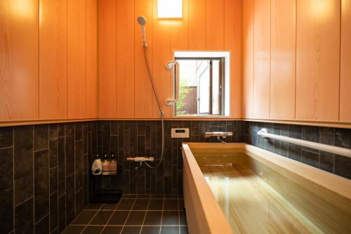 夏様八雲莊 5 minutes from Kyoto Nijo Station,Entire Kyomachiya with courtyard,Sleeps 8,Comfortable option with two bathrooms