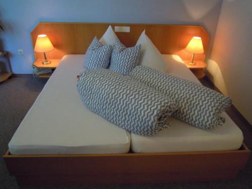 Ein Bett oder Betten in einem Zimmer der Unterkunft Gästehaus Zur schönen Aussicht