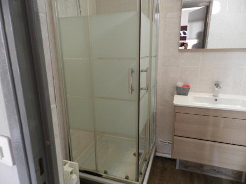 a bathroom with a shower and a sink at Hôtel et Appart 'hôtel Chez Gino ETAPLES-Le Touquet in Étaples
