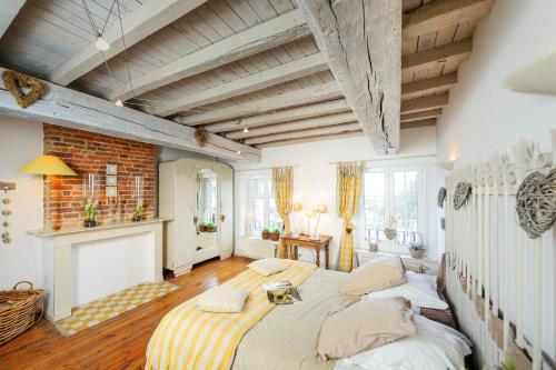 - une grande chambre avec 2 lits et une cheminée dans l'établissement Les Chambres de Ribeaufontaine, à Dorengt