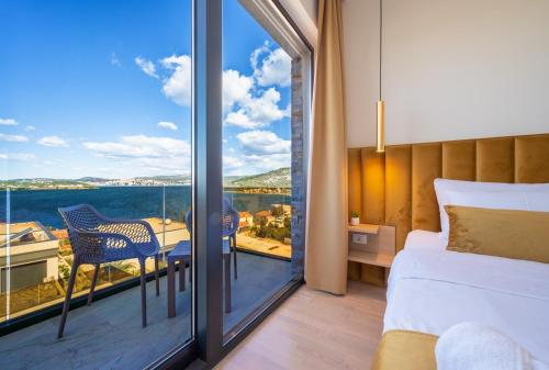 Villa Ramarin with infinity heated pool, jacuzzi and sauna by the sea in Rogoznica