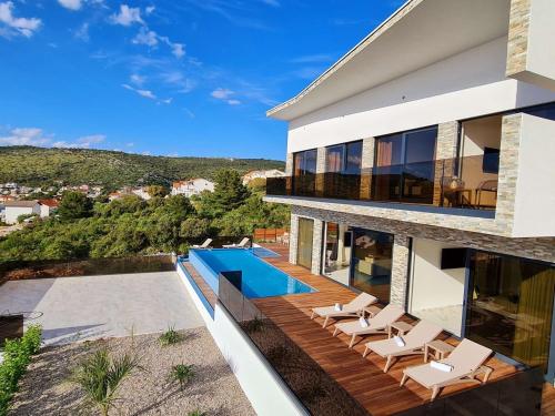 Villa Ramarin with infinity heated pool, jacuzzi and sauna by the sea in Rogoznica