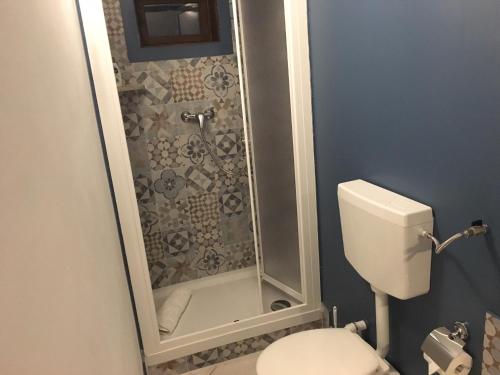 a small bathroom with a toilet and a shower at Cialoma B&B in Palermo