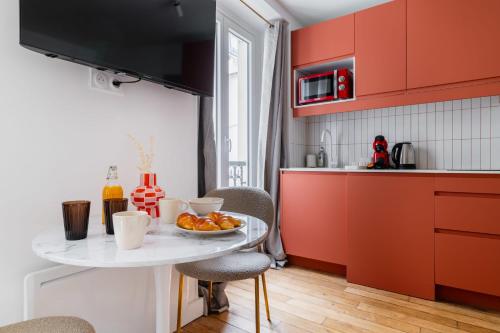 Elegant Paris 16 Studio Near Metro Modern
