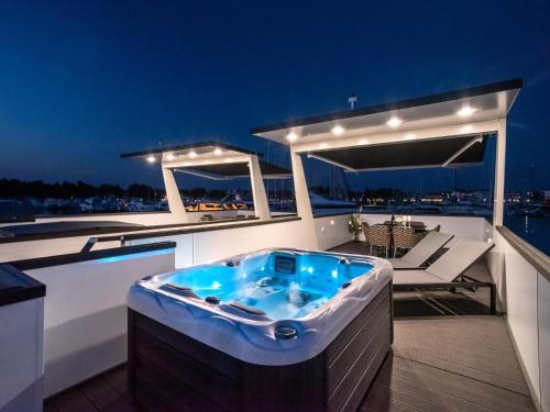 Stylish houseboat by the sea in Novigrad