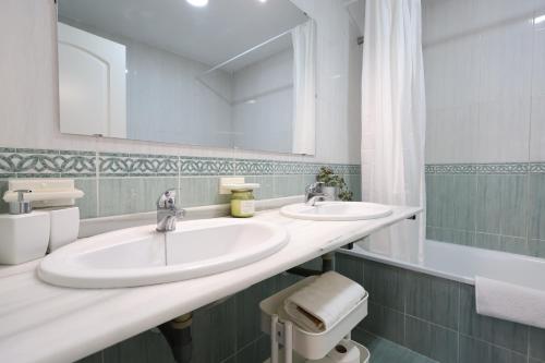 AE7 - Townhouse for 5 with Private Garage and Year-Round Pool - Terrace and AC