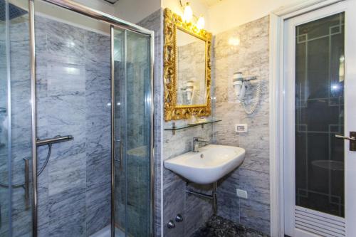 Bilik mandi di Hotel Bolzano