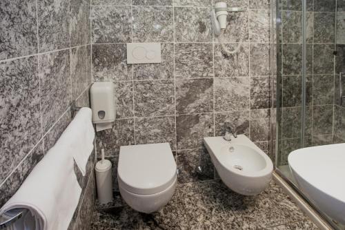 Bilik mandi di Hotel Bolzano