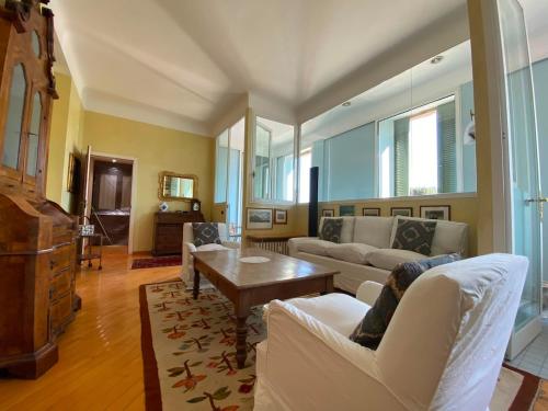Luxurious and spacious central residence near the metro
