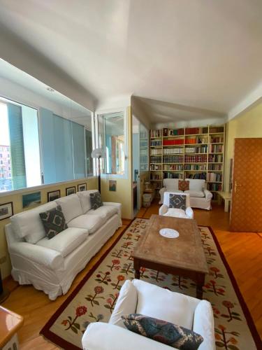 Luxurious and spacious central residence near the metro