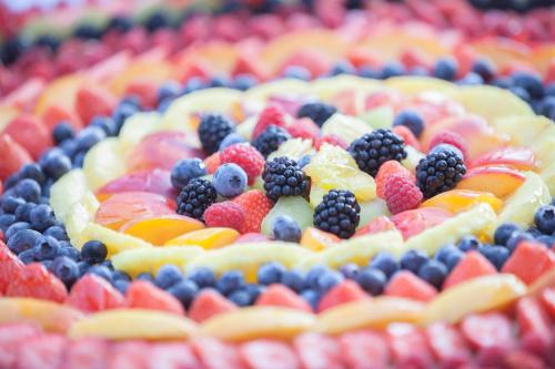 a fruit pizza with berries on top of it at Villa Verganti Veronesi in Inveruno