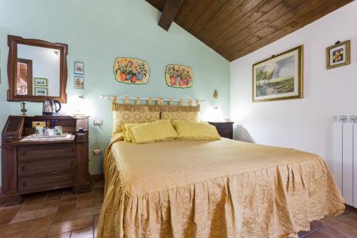 una camera con letto, tavolo da trucco e specchio di Bed and Breakfast A casa delle Fate ad Assisi