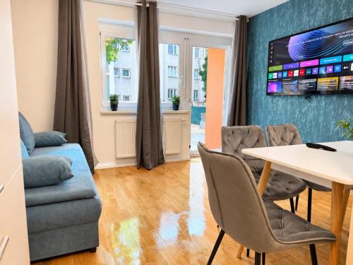 Modern 1BR & 1LR Apt, Terrace -9 Min to City Center