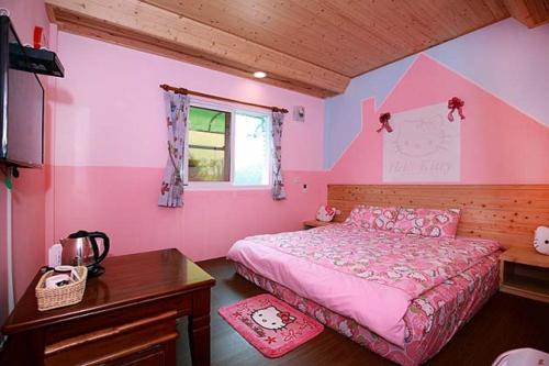 En eller flere senge i et værelse på Alishan Shanyunhua B&B Homestay