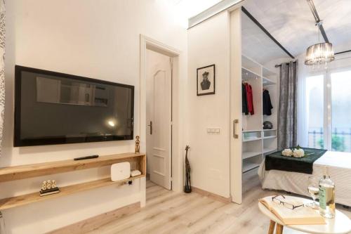 Quiet Central 2BR for 3
