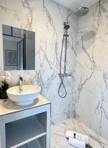 Elegant 2BR 6P steps from Champs Elysees