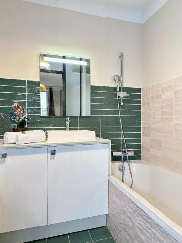 Elegant 2BR 6P steps from Champs Elysees