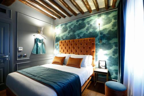 1 dormitorio con 1 cama y una pintura en la pared en Saint B Boutique Hotel STB en Roma