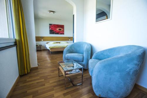 TV a/nebo společenská místnost v ubytování HÔTEL DE VILLE - La Baie Du Lac