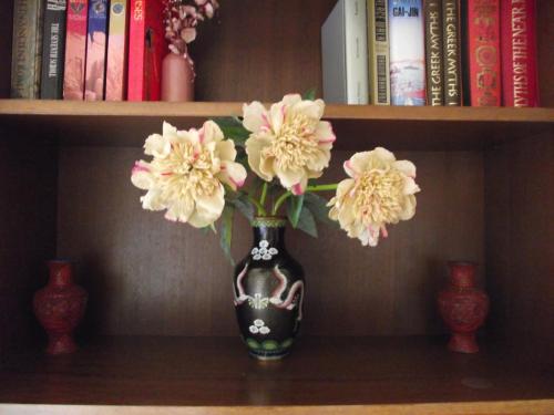 czarno-biała waza z kwiatami na półce w obiekcie Camera con Vista w mieście Ancona