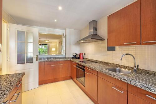 5 min to Banus, Pools, Hot Tub, Parking