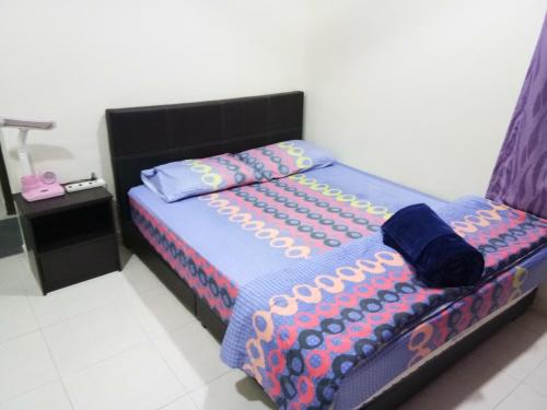 um quarto com uma cama com um bolo em Homestay Puncak Alam Residensi Allamanda em Bandar Puncak Alam