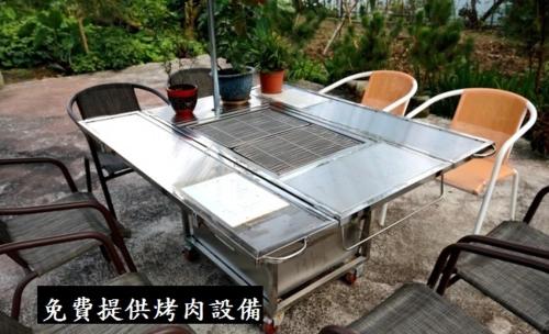 een tafel met een glazen dak met stoelen eromheen bij Alishan Shanyunhua B&B Homestay in Meishan