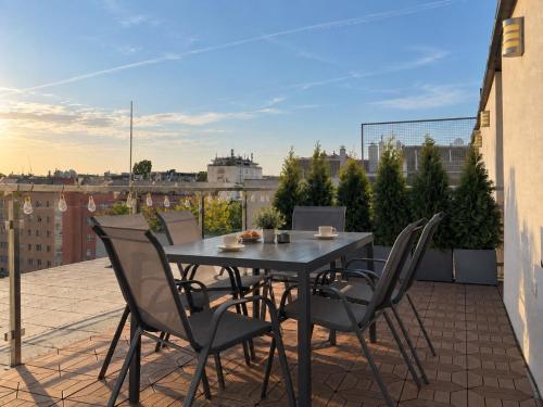 Rooftop Apartment for 6, Air Conditioning, Rooftop Terrace, Metro U3