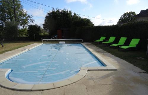 Der Swimmingpool an oder in der Nähe von Studio Du Cluzel