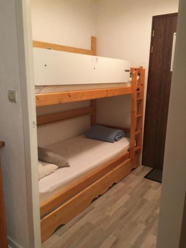 - un lit superposé dans une petite maison dans l'établissement Studio Cabine Les Balcons du Soleil, à Font-Romeu-Odeillo-Via