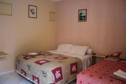 a room with two beds in a room at Hotel Reimann in Indaiatuba