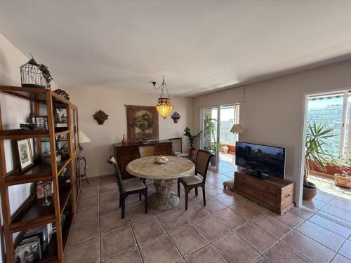 El Balcón del Mediterráneo con 3 dormitorios y piscina by Turihome