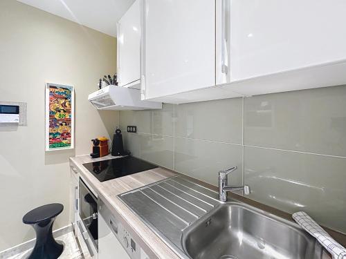 1-bedroom apartment with balcony and sea view on La Croisette