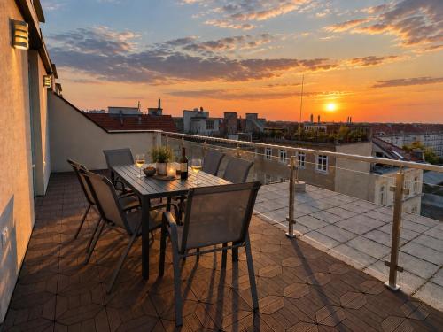 Apartment for 6 with Rooftop Terrace & Air Conditioning, close to Metro